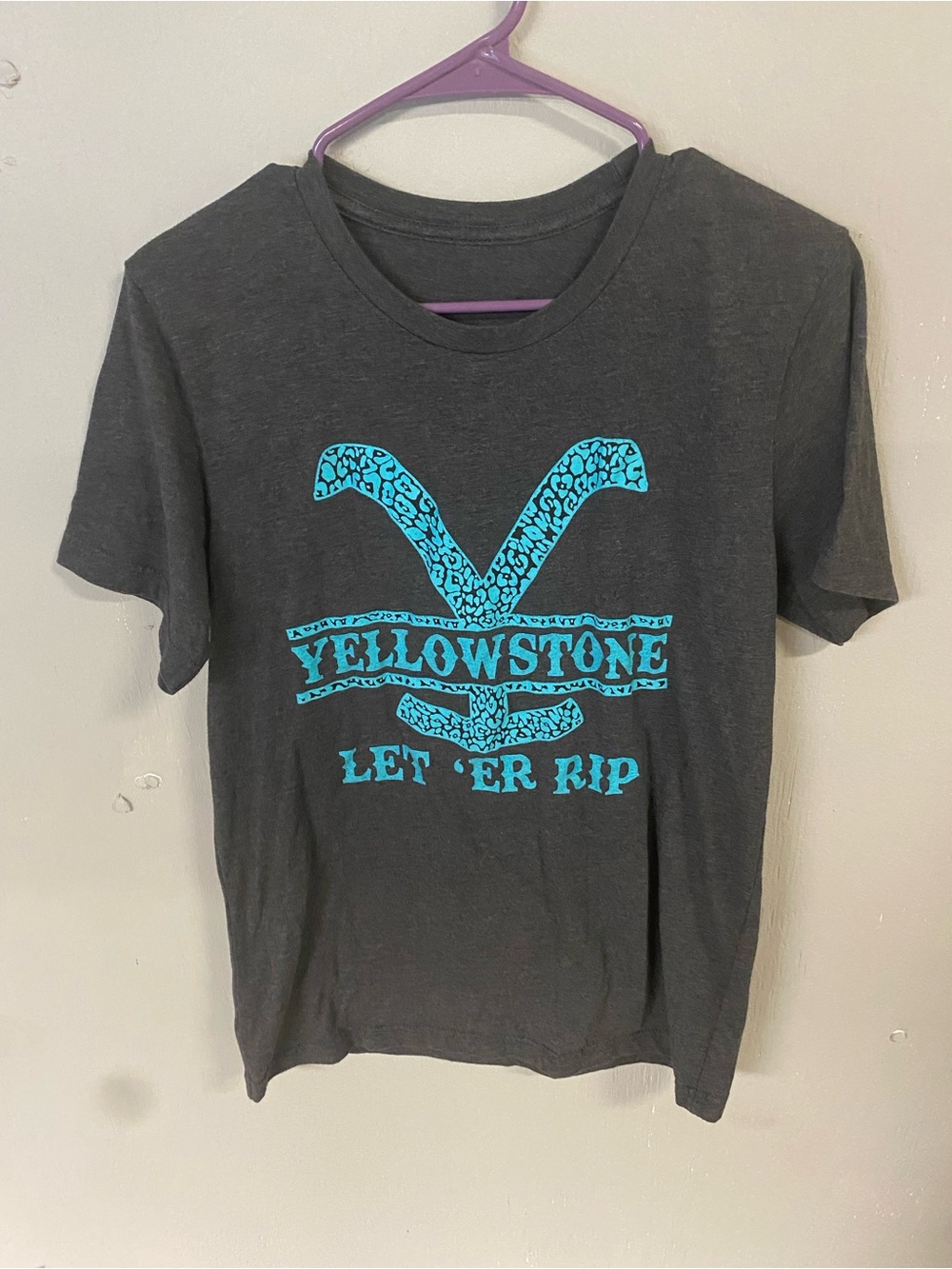 Women’s large. Charcoal gray Yellowstone t-shirt